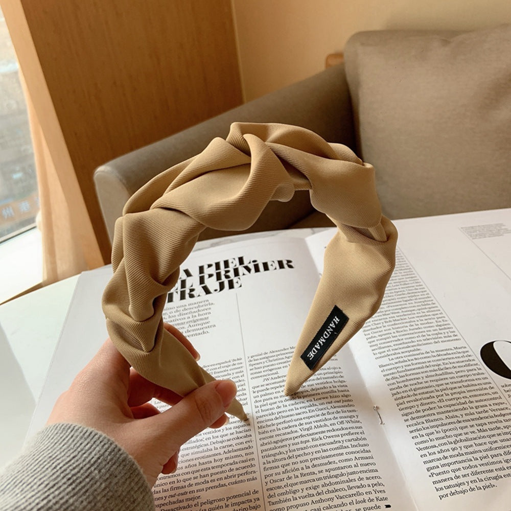 Amelia Brooks | Twisted Satin Hairband Soft Neutral | Voegt moeiteloze elegantie toe aan elke look