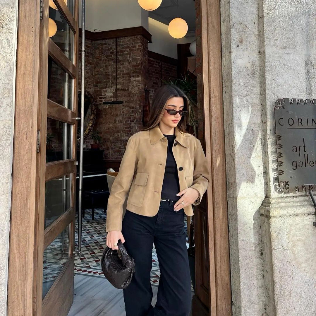 Natalie Foster | Minimal Cropped Jacket | Tijdloze eenvoud met verfijnde klasse