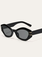 Adriana Molina | Zwarte Luxe Cat-Eye Zonnebril met Gouden Accenten