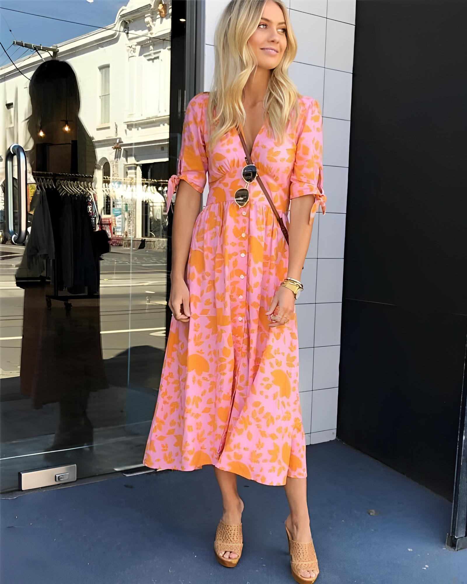 Sanne de Vries | Roze Midi Jurk met Oranje Print en V-Hals | Zomerse elegantie met vrouwelijke flair