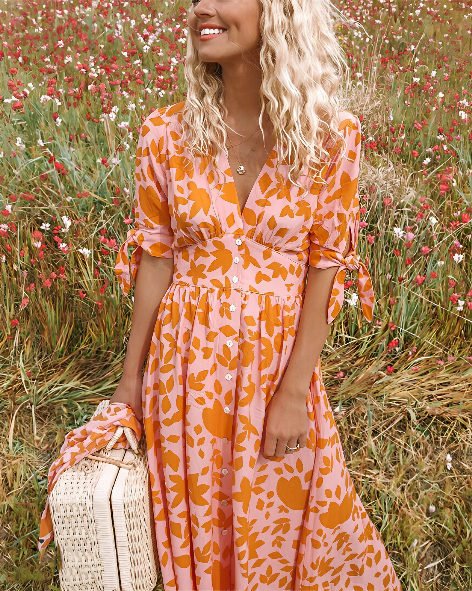 Sanne de Vries | Roze Midi Jurk met Oranje Print en V-Hals | Zomerse elegantie met vrouwelijke flair