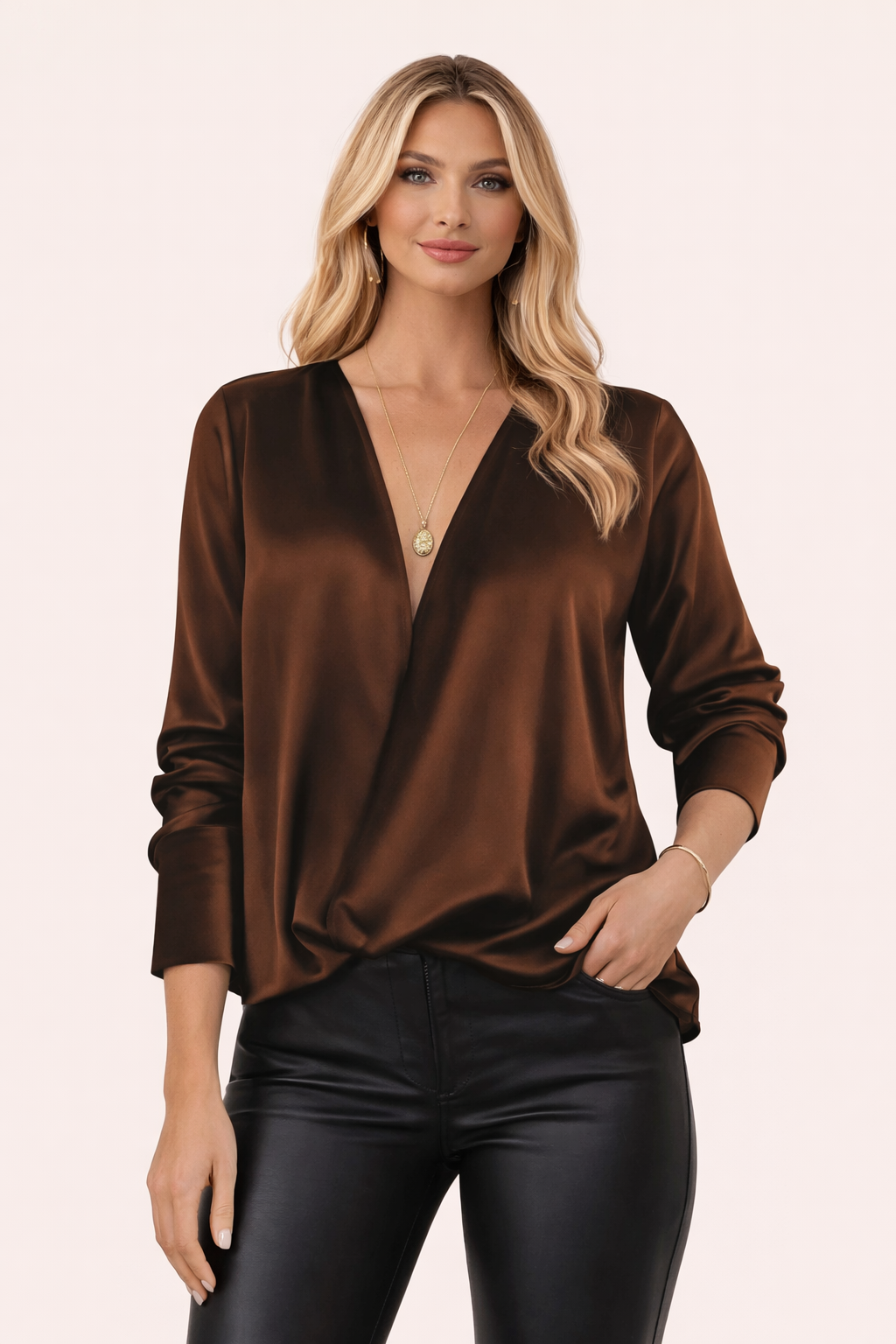 Dames bruine satijnen blouse met diepe V-hals en elegante pasvorm