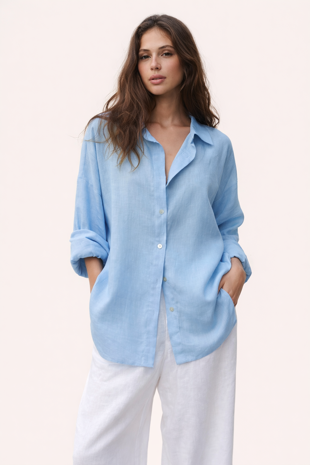 Dames lichtblauwe linnen blouse met oversized pasvorm bij zwembad setting