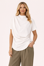 Witte dames top met subtiele drapering en hoge ronde hals.