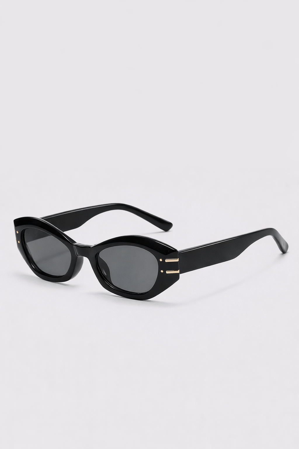 Adriana Molina | Zwarte Luxe Cat-Eye Zonnebril met Gouden Accenten