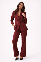 Bordeaux blazer en pantalon set stijlvol gecombineerd met zwarte hakken en handtas