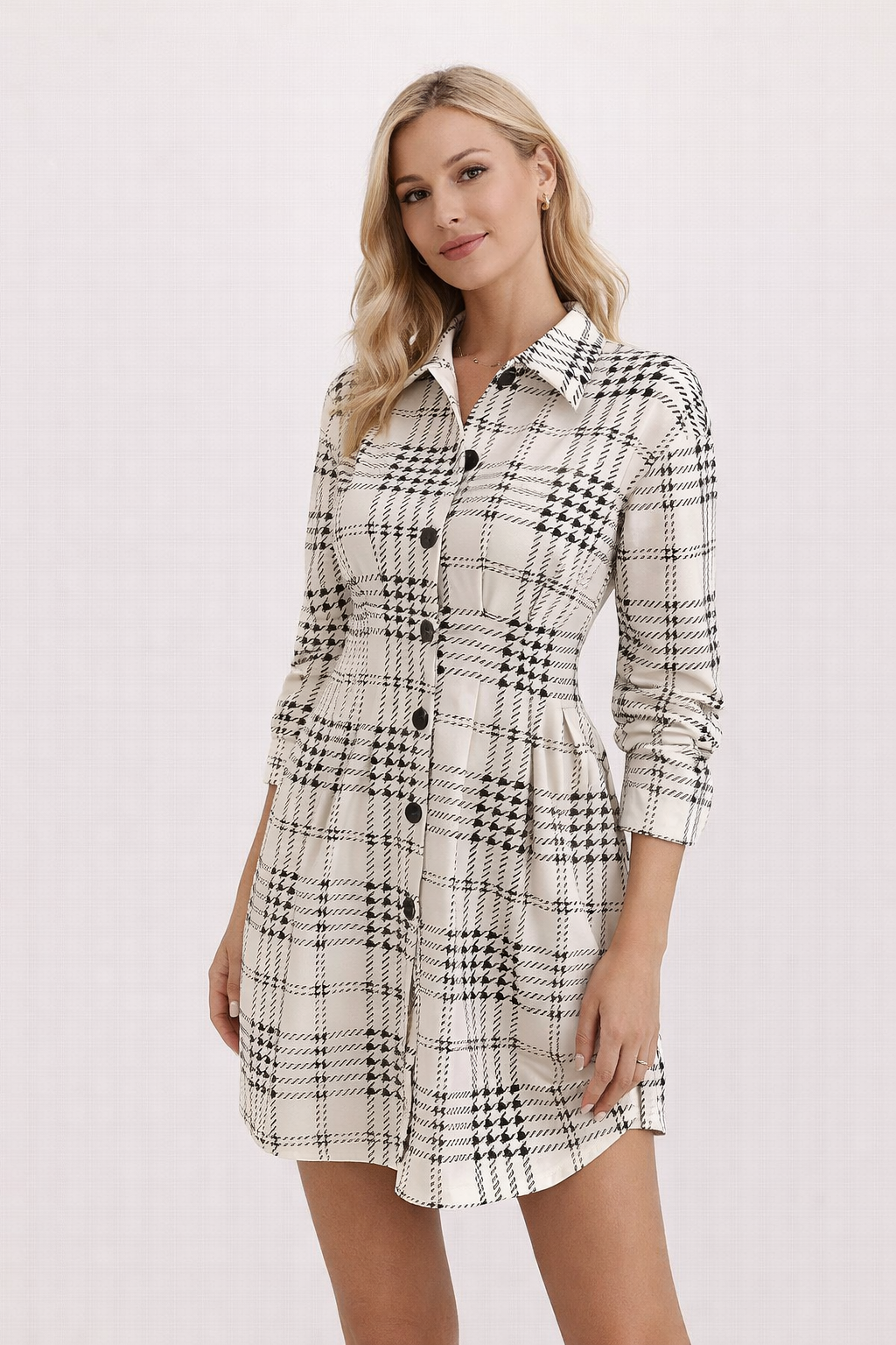 Zwart-witte geruite blousejurk met knoopsluiting en klassieke kraag gedragen door vrouw met accessoires