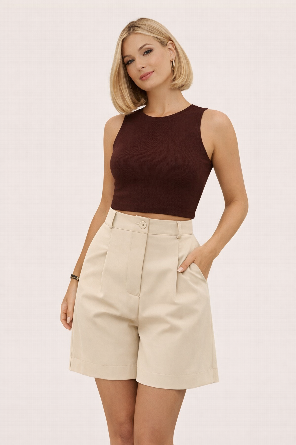 Beige elegante dames short met hoge taille en plooien voor een luxe zomerse outfit