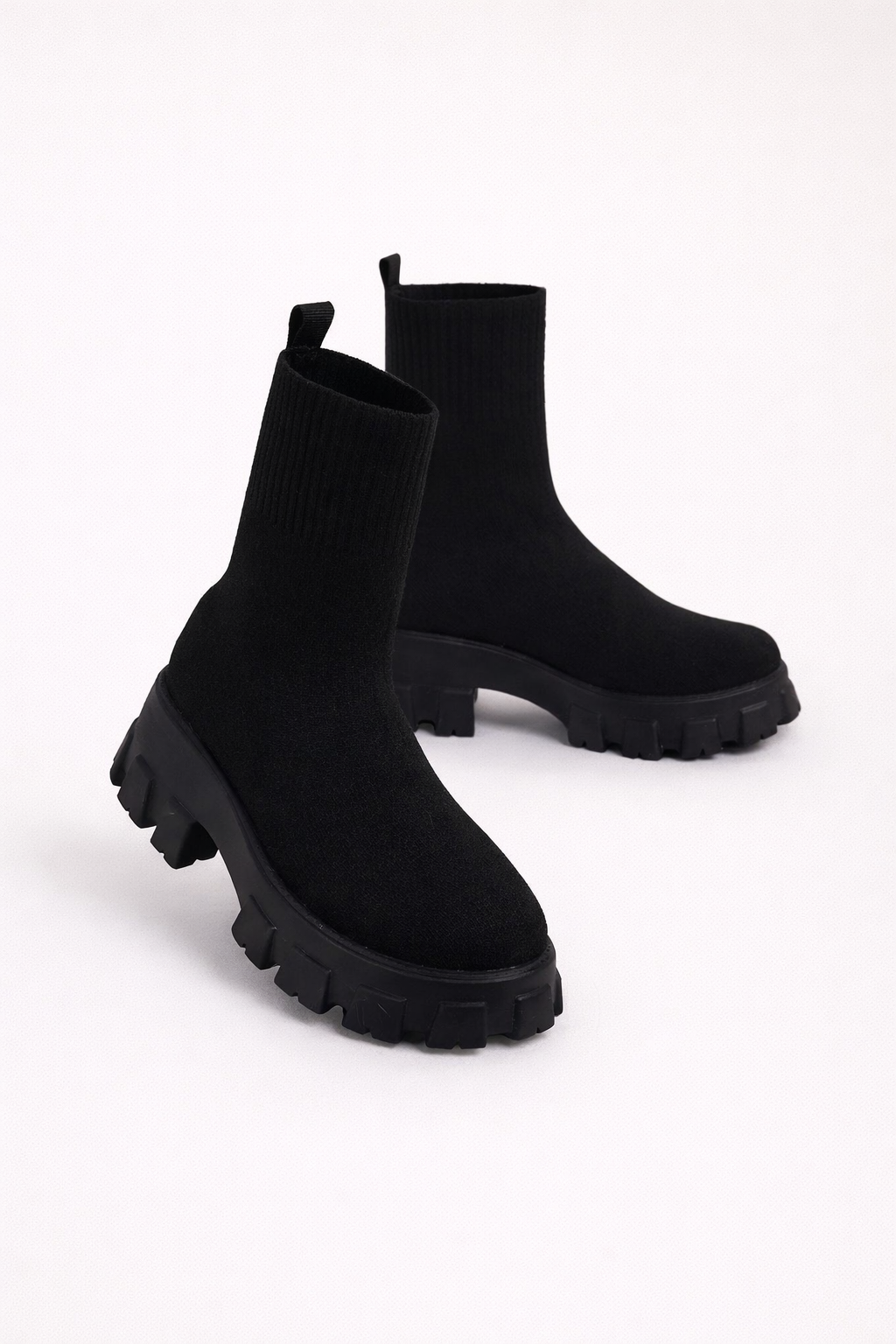 Zwarte knit sock boots met chunky zool, moderne minimalistische enkellaarsjes voor dames.