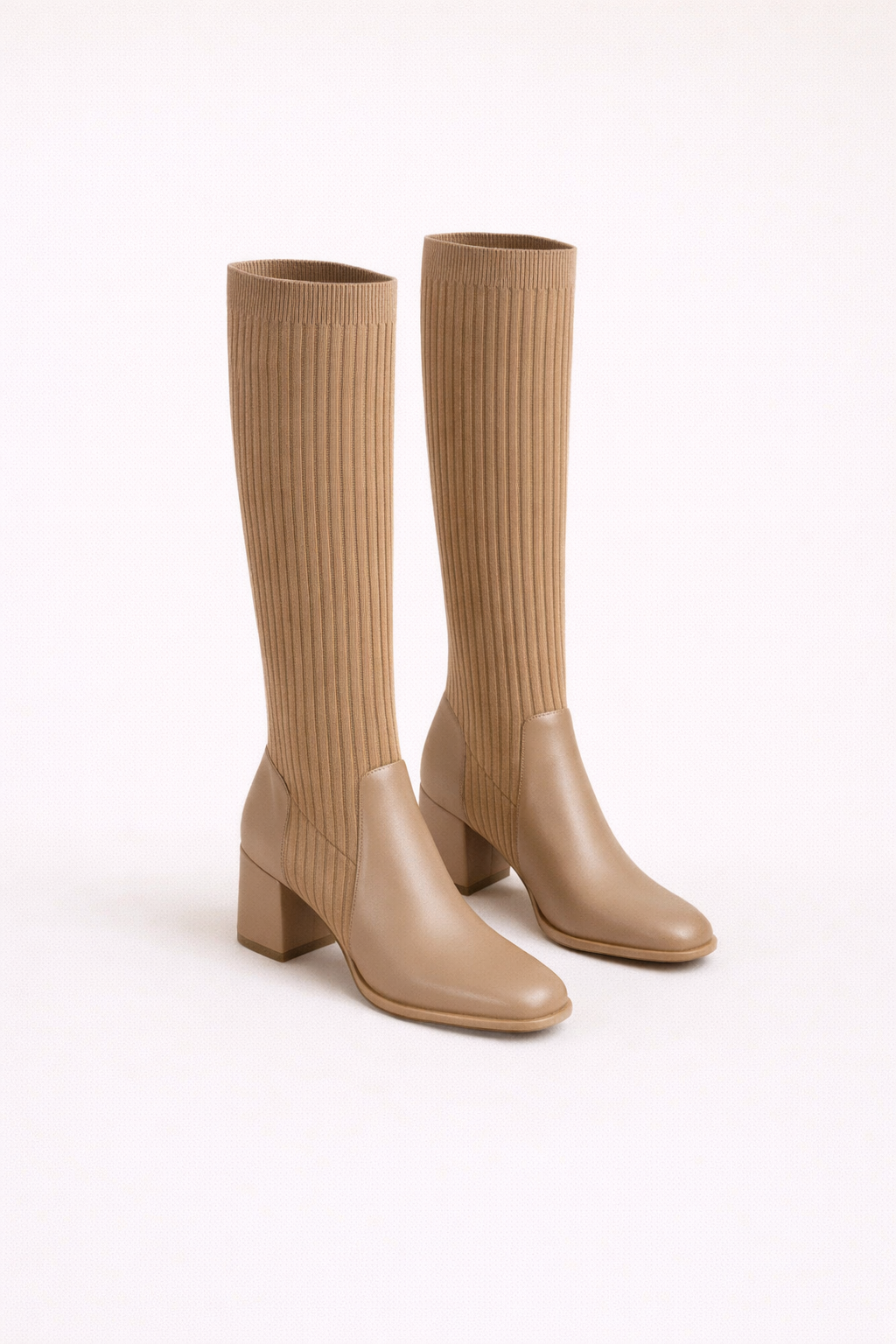 Beige sock heels met ribgebreide schacht en blokhak, elegante dames schoenen met moderne uitstraling.