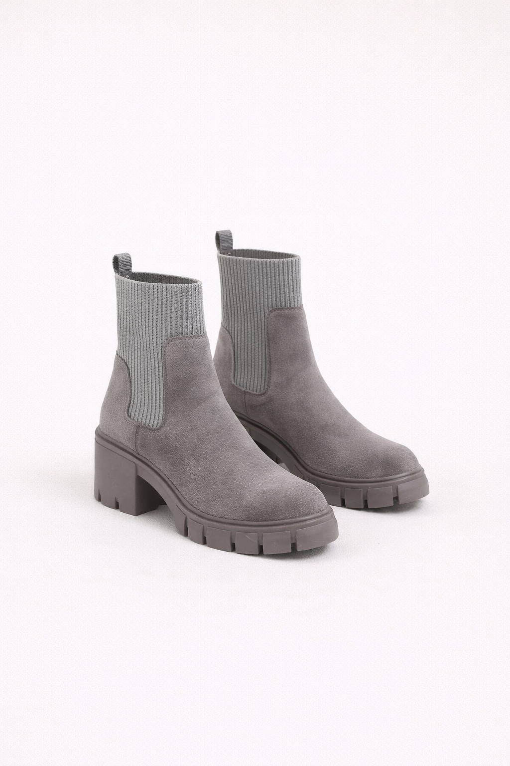 Grijze suède Chelsea boots met elastische ribpanelen, blokhak en grove zool voor dames.
