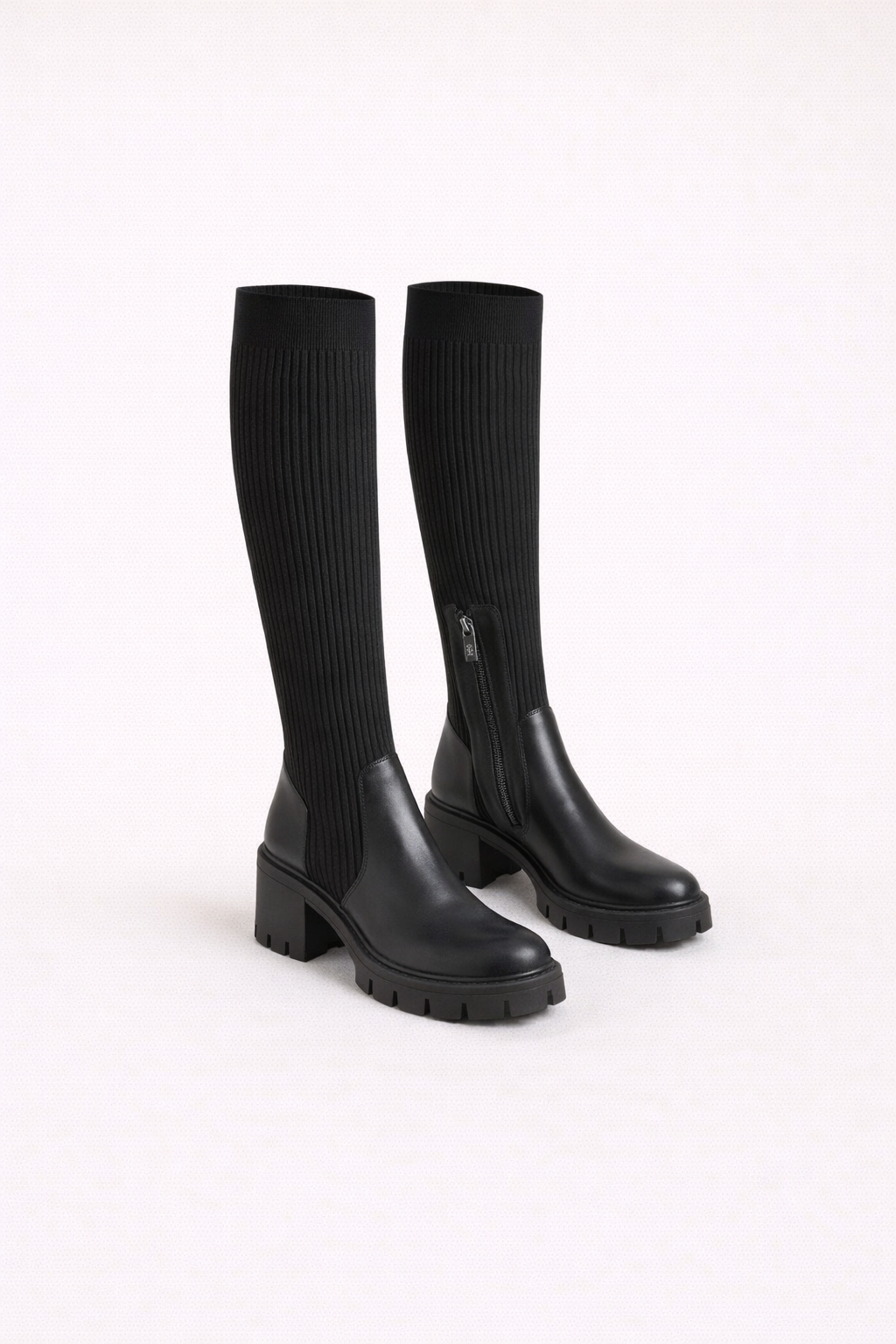 Zwarte ribbed sock boots met elastisch bovenwerk en stevige profielzool voor dames.