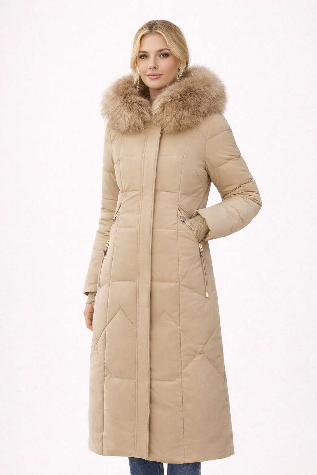 Dames lange wintermantel in beige met luxe bontkraag, elegante gewatteerde jas met vrouwelijke pasvorm voor stijlvolle winterdagen