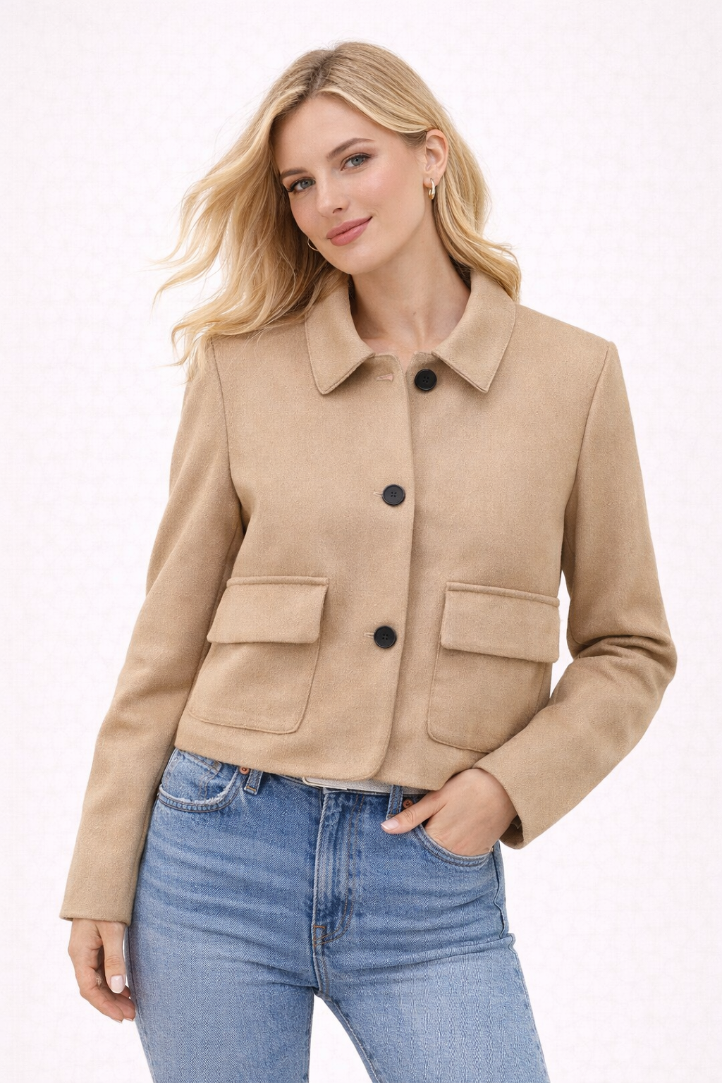 Beige dames cropped jacket met knoopsluiting en zakken, minimalistisch kort jasje met elegante pasvorm