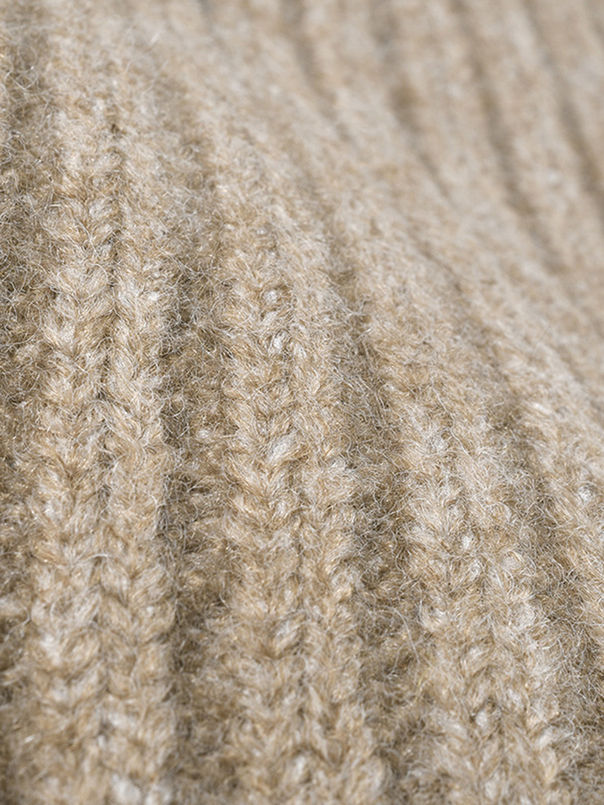 Astrid Nørgaard | Ribgebreide Muts van Zachte Wolmix