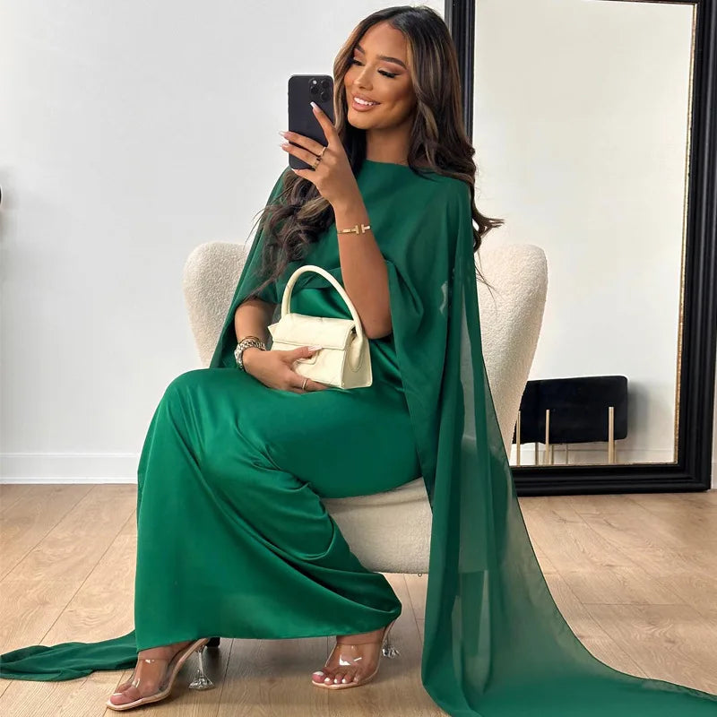 Amara Delcourt | Luchtige Satinlook Cape Maxi Jurk