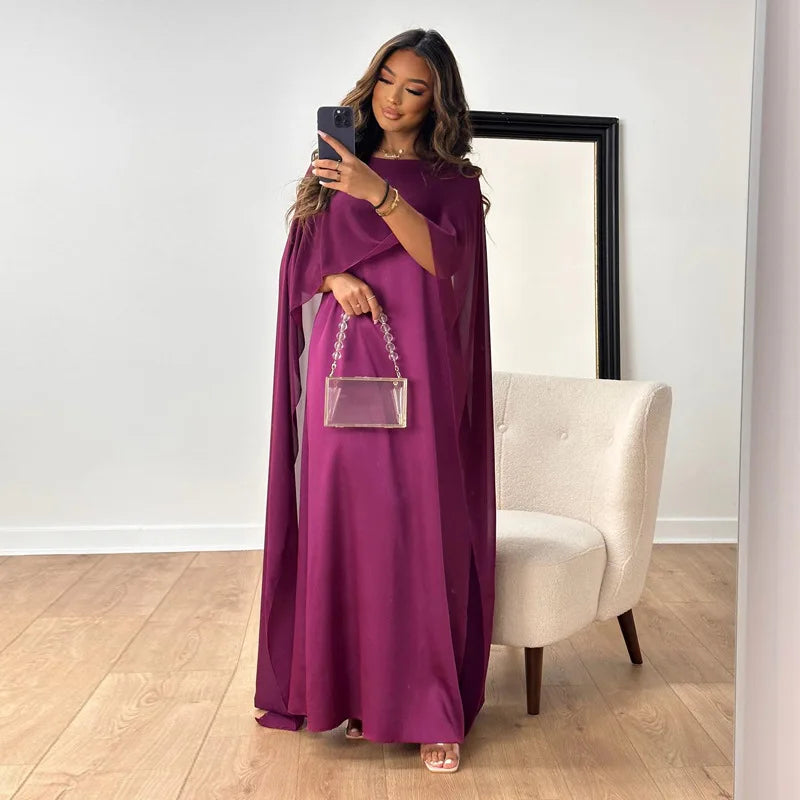 Amara Delcourt | Luchtige Satinlook Cape Maxi Jurk