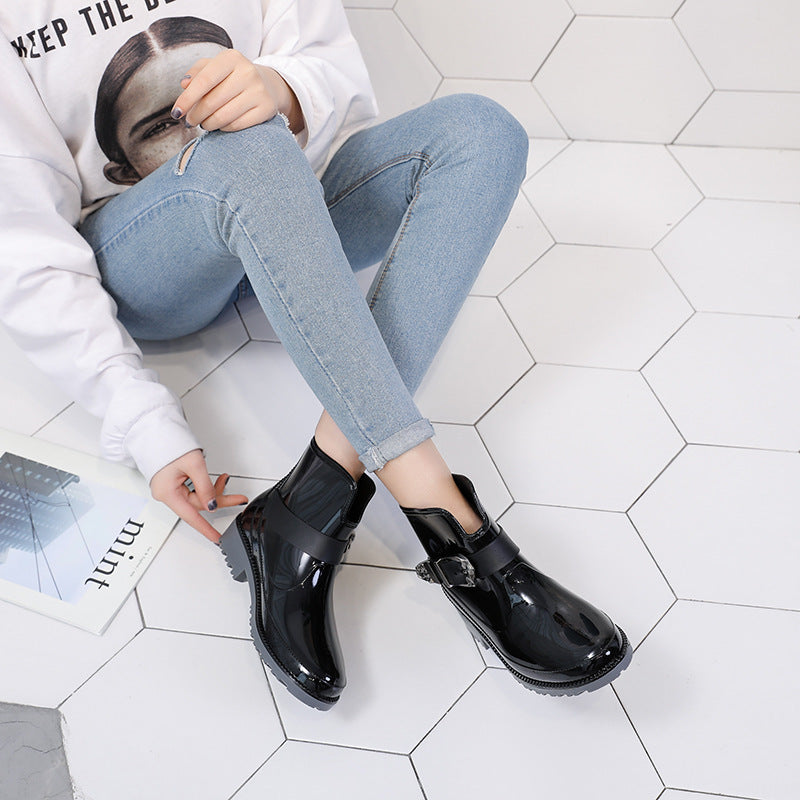 Zora | Glanzende Enkellaarsjes met Gespdetail