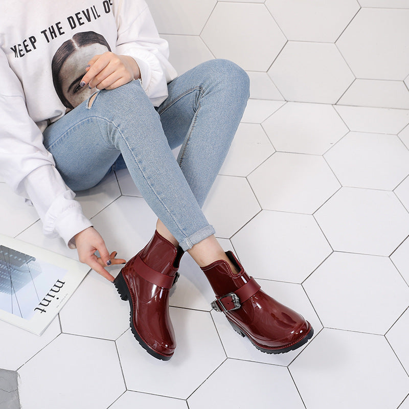 Zora | Glanzende Enkellaarsjes met Gespdetail