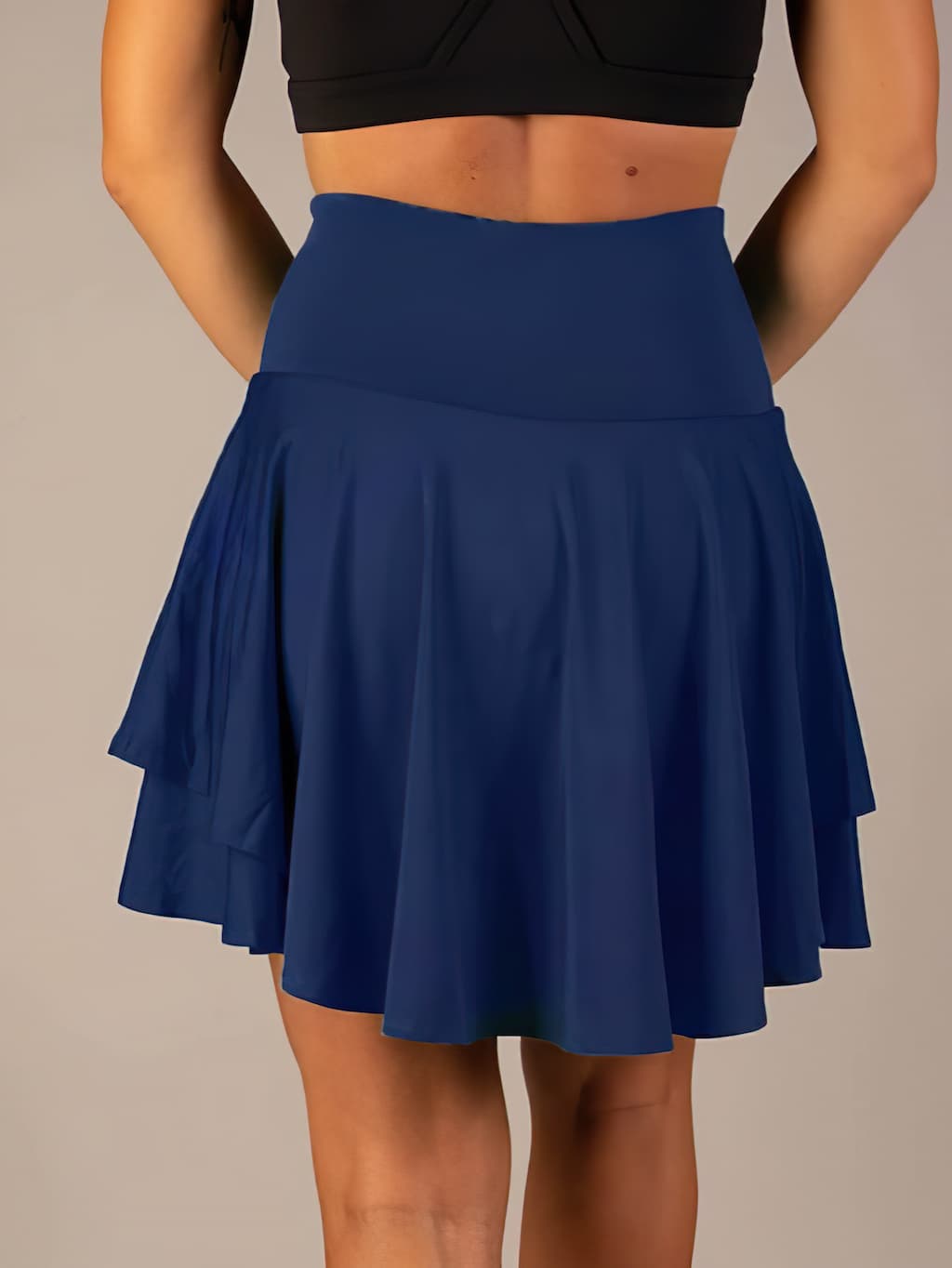 Lunara Noir | Flow Mini Rok | Een speelse rok die haar silhouet licht en vrouwelijk laat bewegen