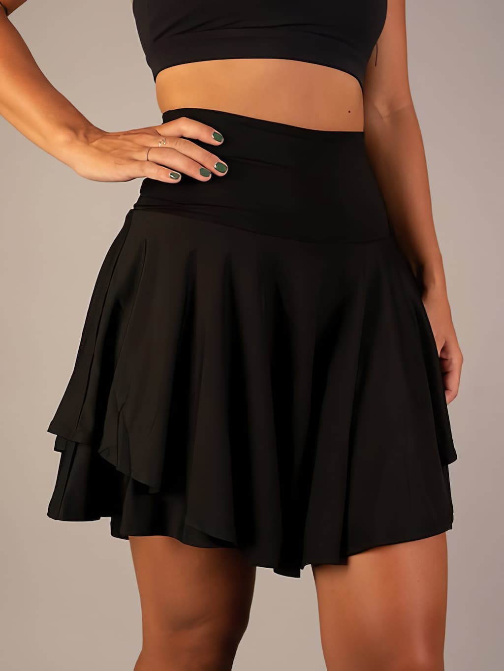 Lunara Noir | Flow Mini Rok | Een speelse rok die haar silhouet licht en vrouwelijk laat bewegen