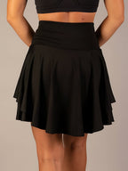 Lunara Noir | Flow Mini Rok | Een speelse rok die haar silhouet licht en vrouwelijk laat bewegen