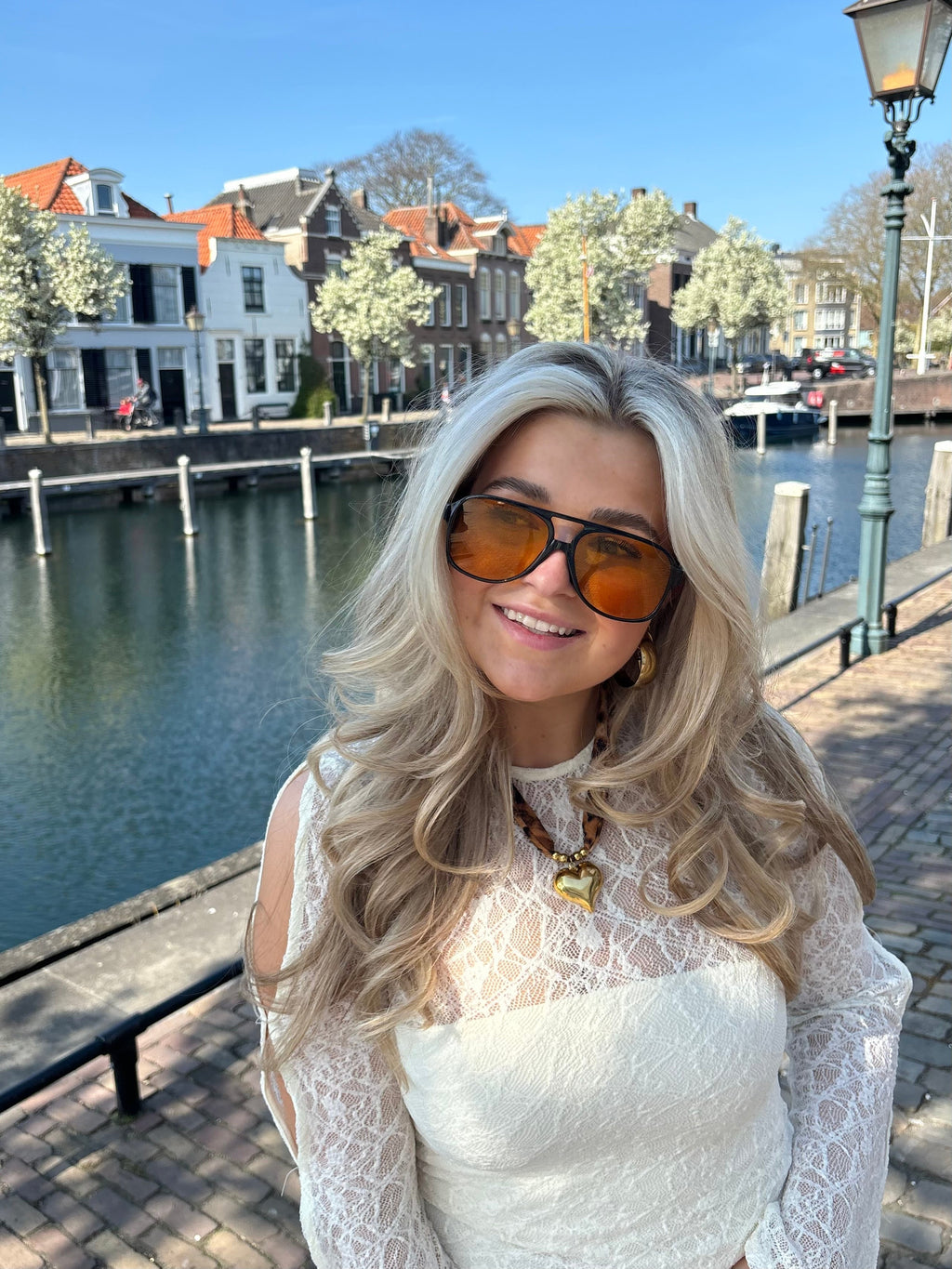 Natalia Cruz | Zwarte Aviator Zonnebril met Amber Glazen